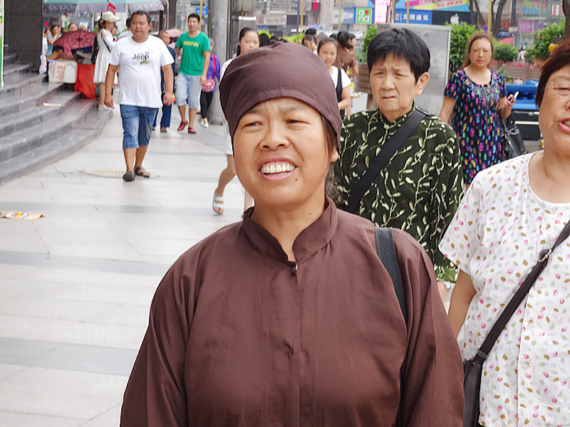 假尼姑在五星花园用一串佛珠骗走岳池大妈来南充看病的一百多元钱