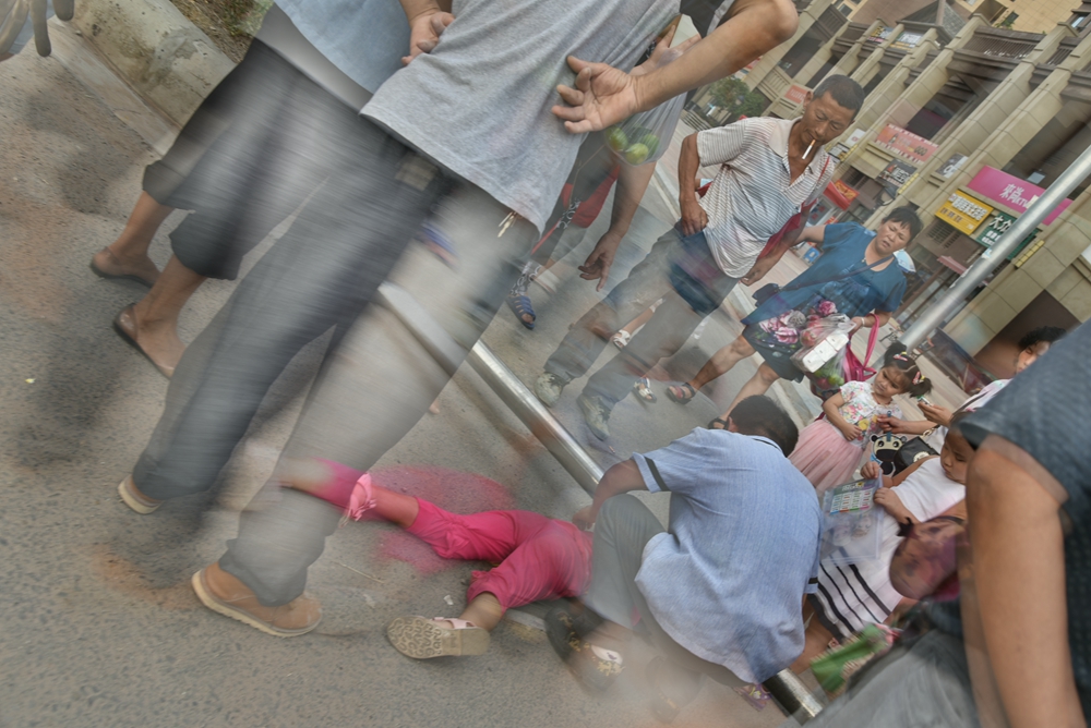 隔离栏砸中女孩头部当场倒地扶不起 救治情况不详