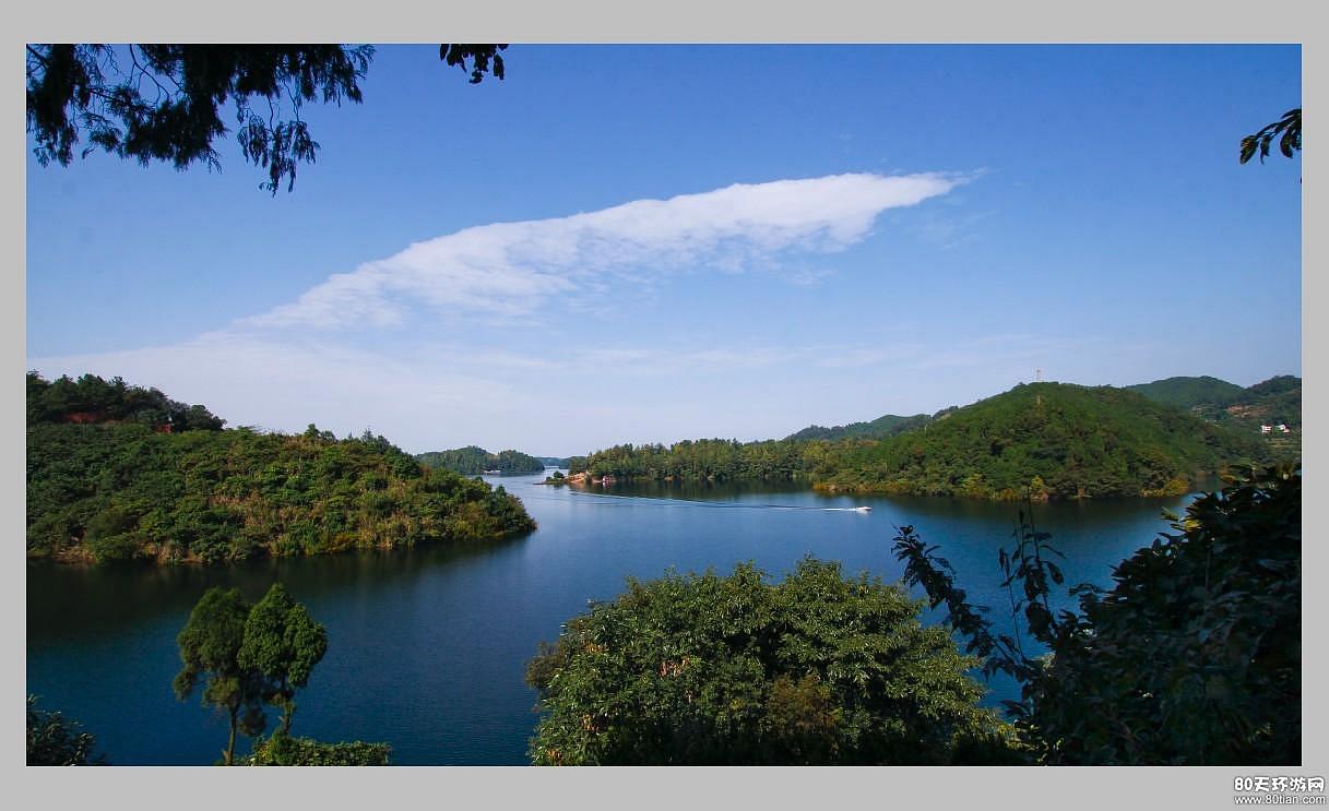 从眉山市驱车前往黑龙滩不过半个小时,黑龙滩风景区是依托黑龙滩水库