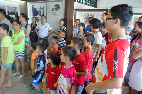 雅安市轮滑协会与内江市青少年体育俱乐部进行轮滑项目展示交流