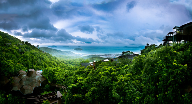 中国最南端的热带旅游城市——三亚,在北纬18