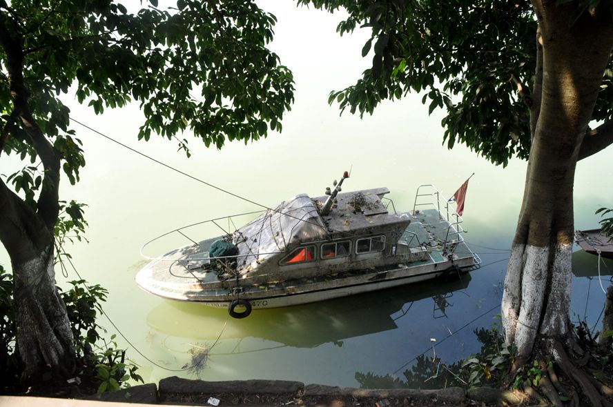 蓬安渔政停泊在嘉陵江里国旗破损积满灰尘的渔政执法船,诚请南充市县