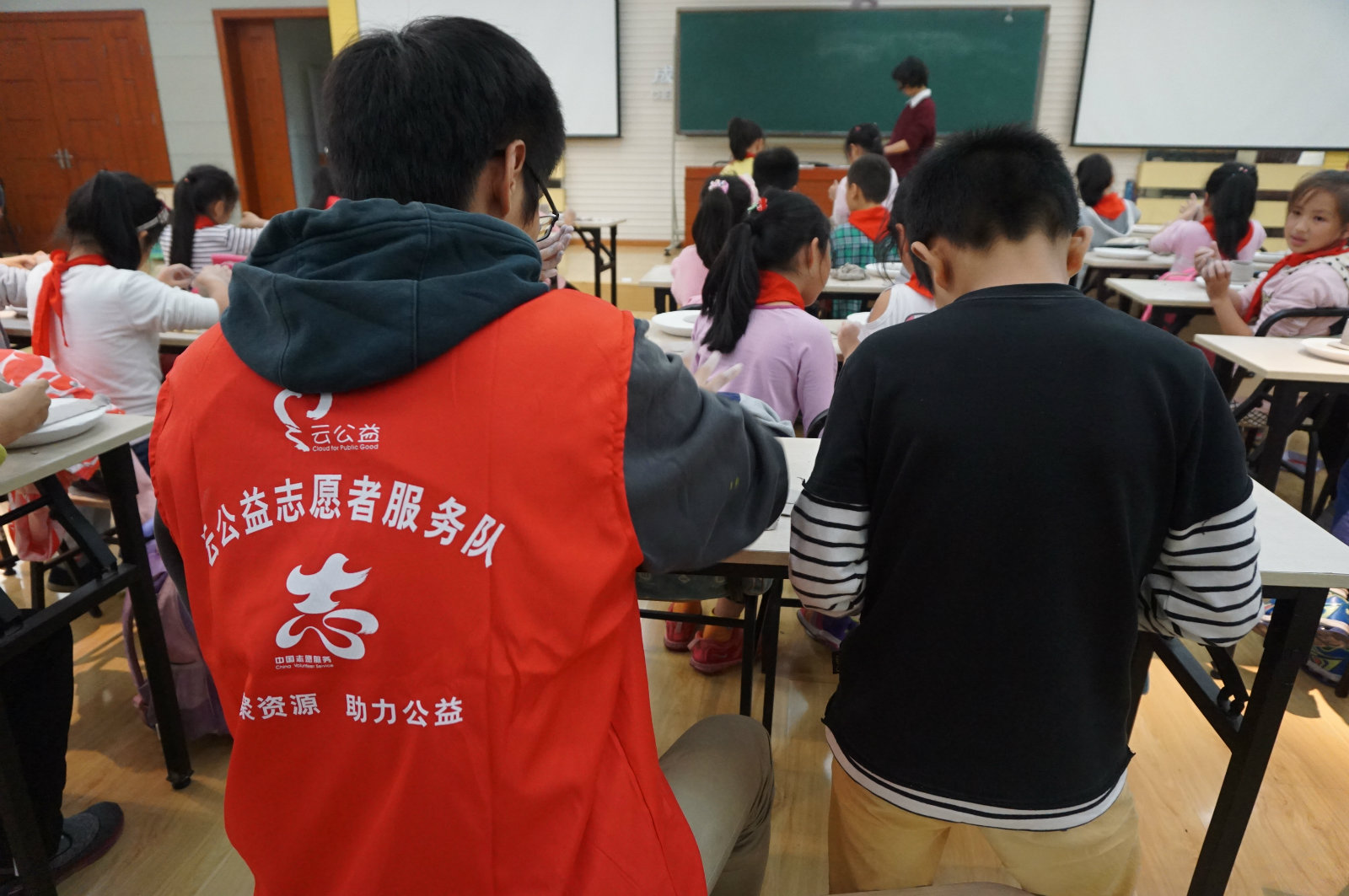 【志愿服务理念进校园】你猜,泥土到底是什么