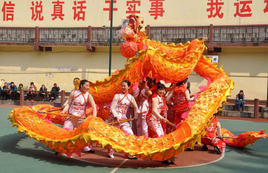 蓬安有一支激情四射的女子舞龙队:矫健的身姿,娴熟的技艺,精彩的表演