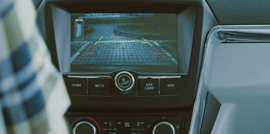 有7寸高档液晶显示屏,轿车标准,更清晰,还有倒车雷达和倒车影像功能.