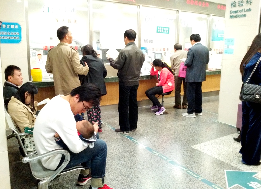 (纪实实拍组图)医院门前的天