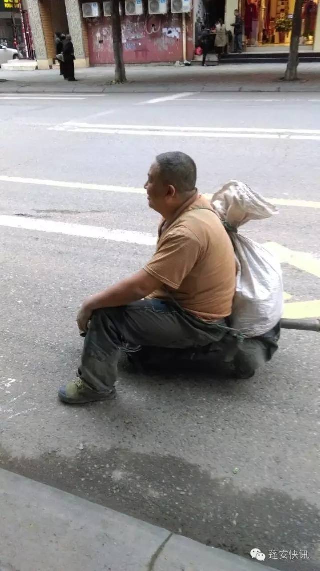 街头以滑板代替双脚的流浪汉