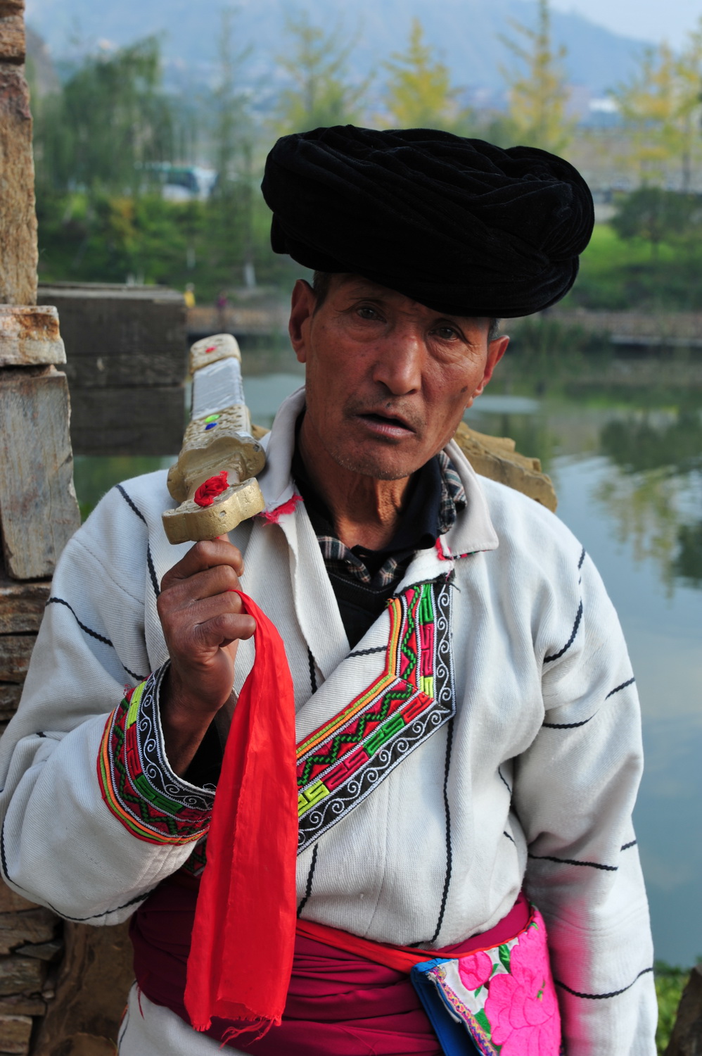 羌族男子图片