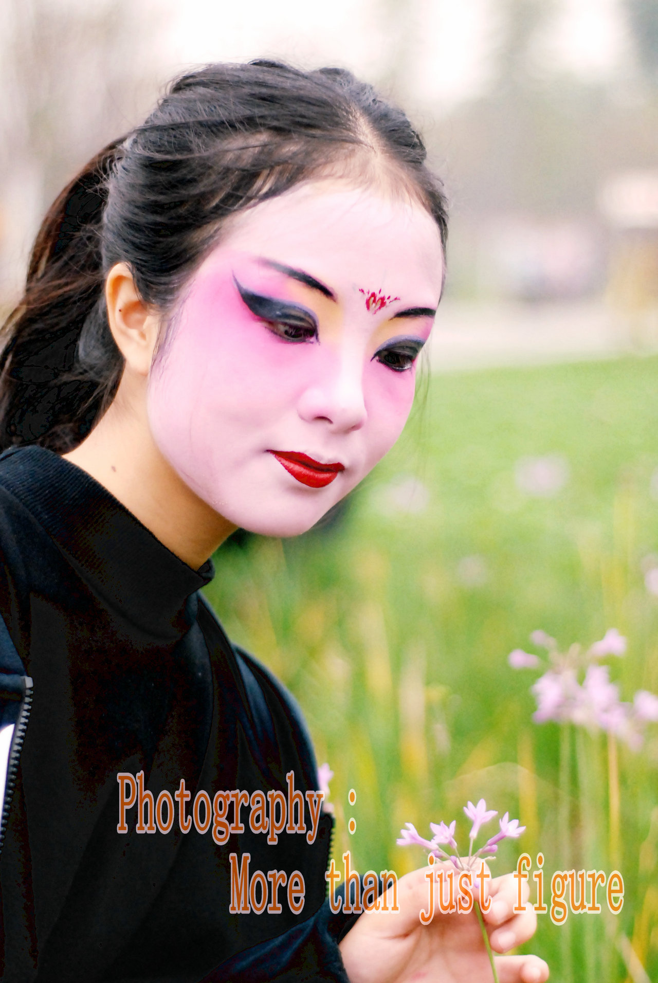 戏曲油彩妆的美丽女孩