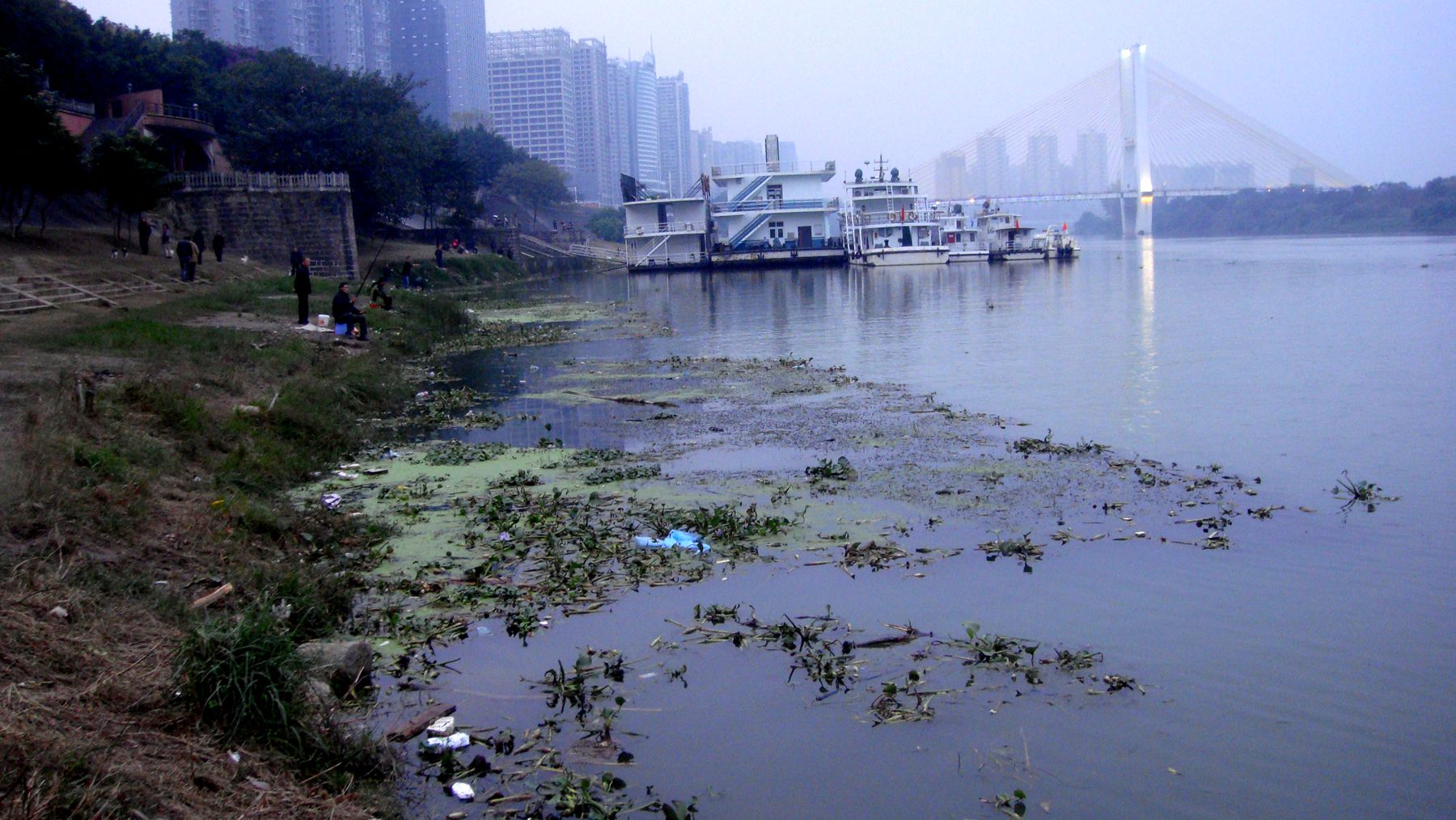 四拍嘉陵江百米污染带,9月如此,10月如此,11月依然如此!