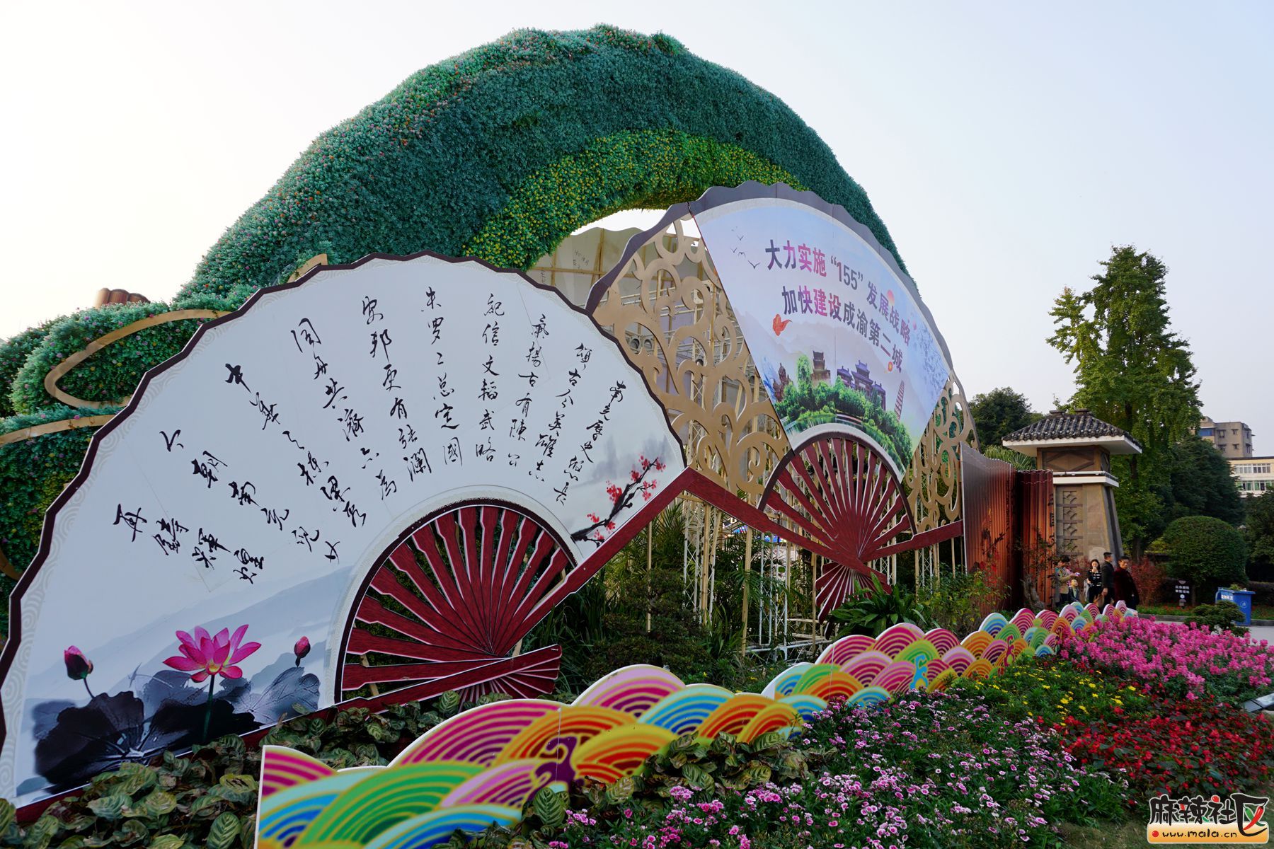 南充市北湖公园主题造型,近日第六次"变脸",节俭办庆典,拍照热点不断!