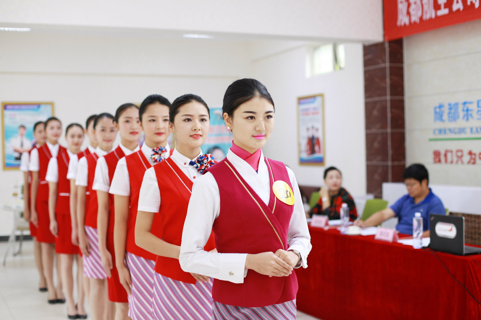 东星航空制服图片