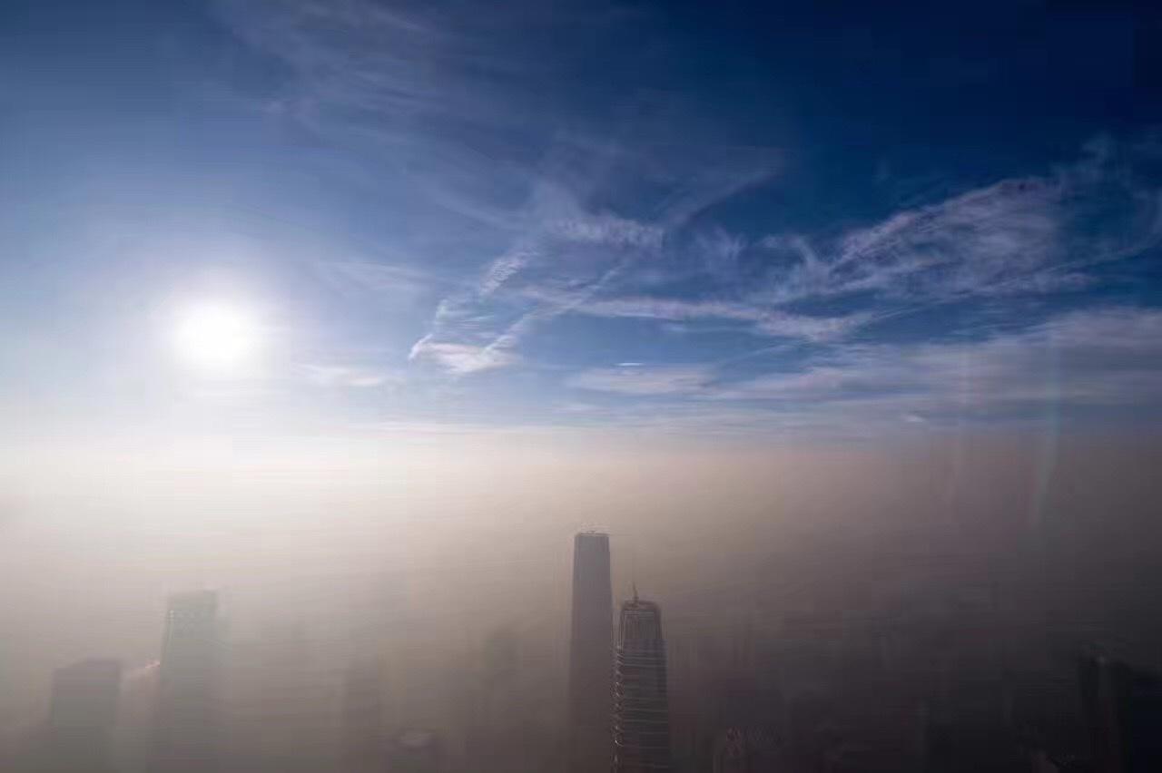 太震撼了 在北京第一高楼看雾霾来袭—雾霾与蓝天分界线明显,给网友
