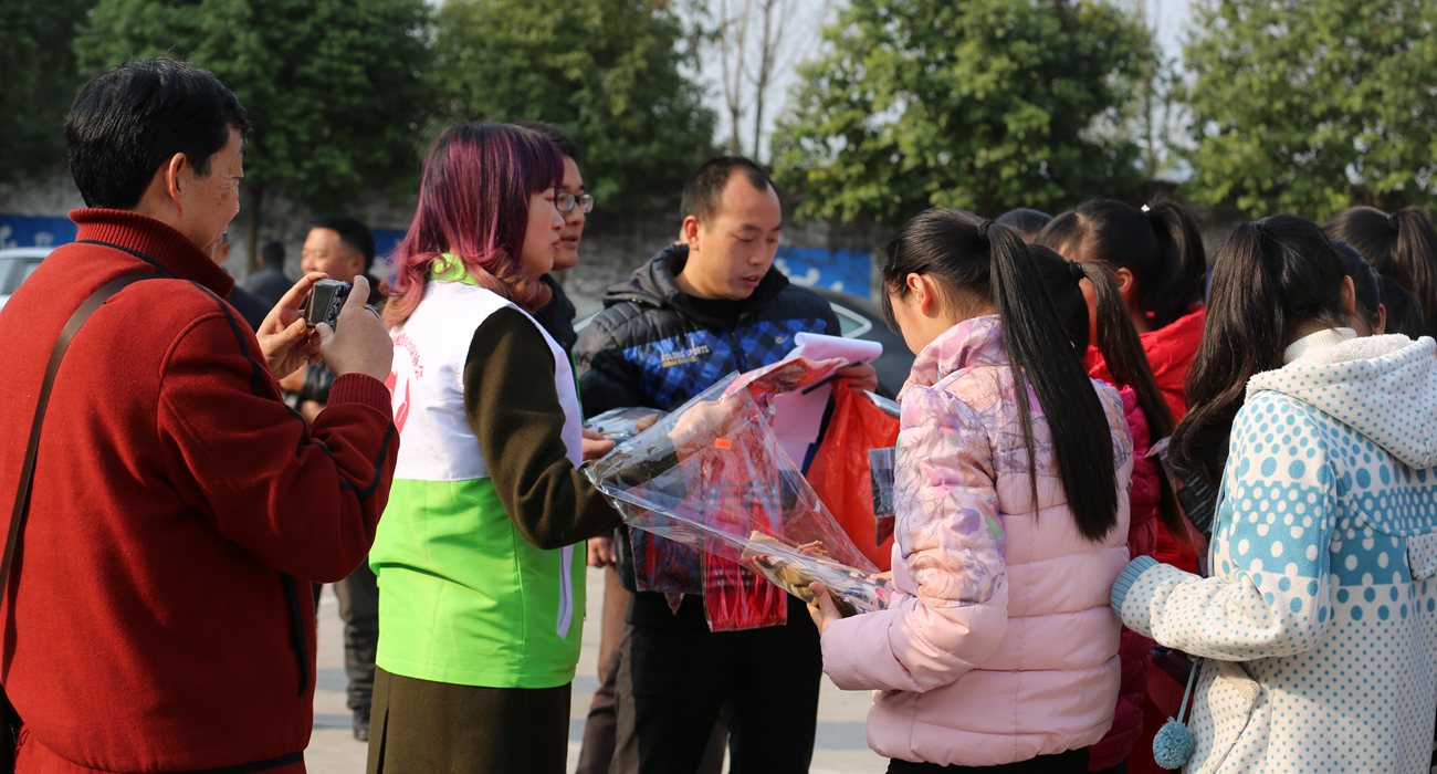 嘉陵江畔暖冬行动:南部蚂蚁协会公益爱心火峰