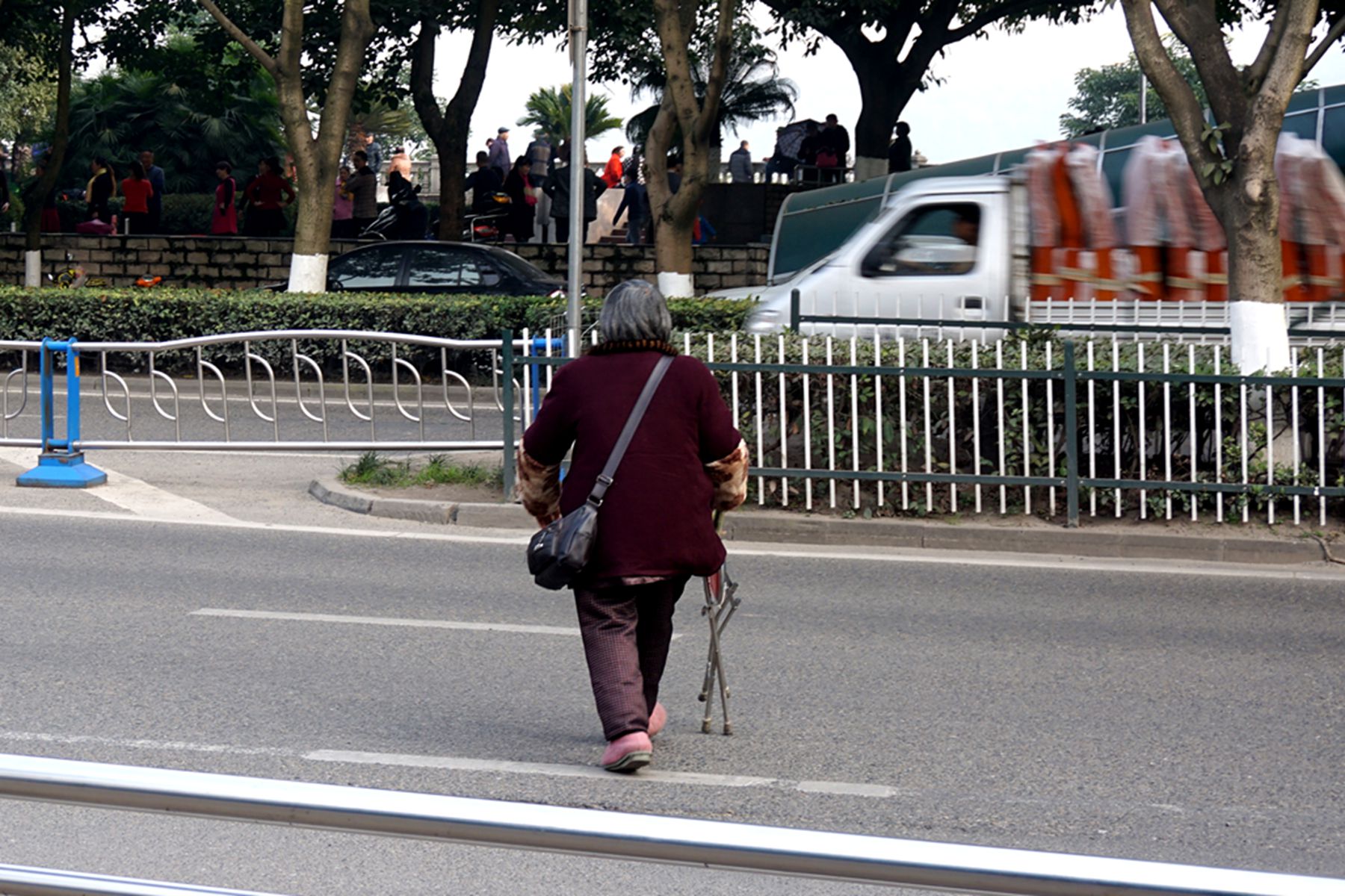 老爷爷老奶奶一瘸一拐,敢闯机车道,更敢翻栅栏,心疼!