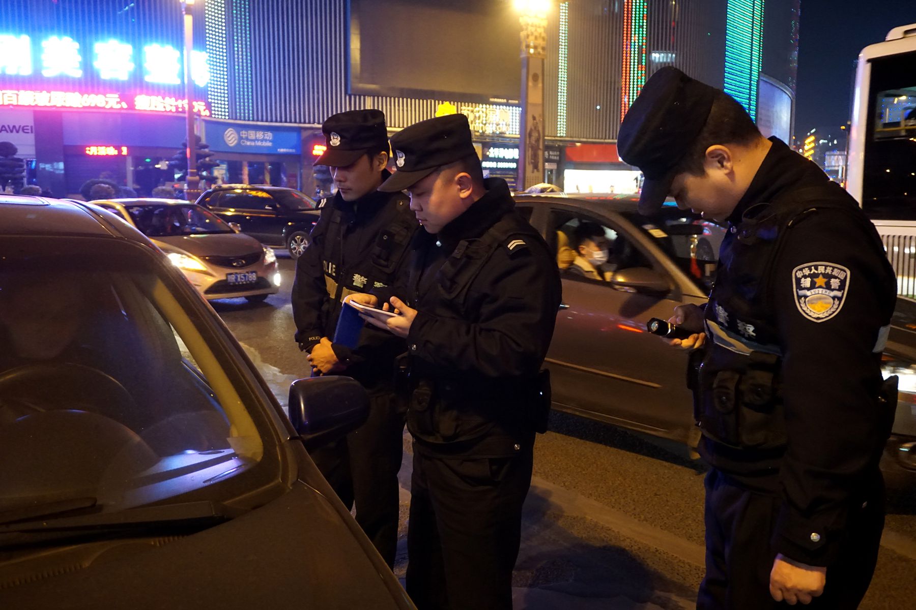 警察夜查图片图片