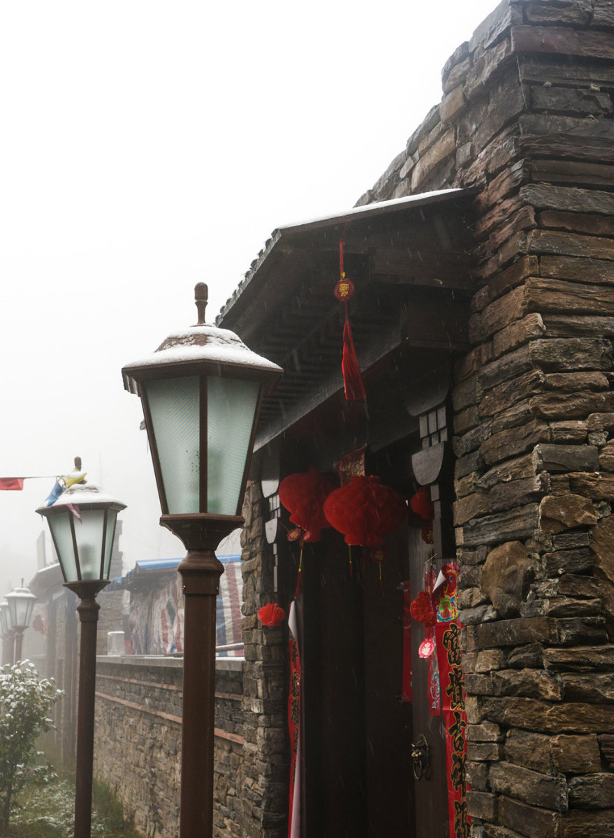 南宝山木梯羌寨的第一场雪