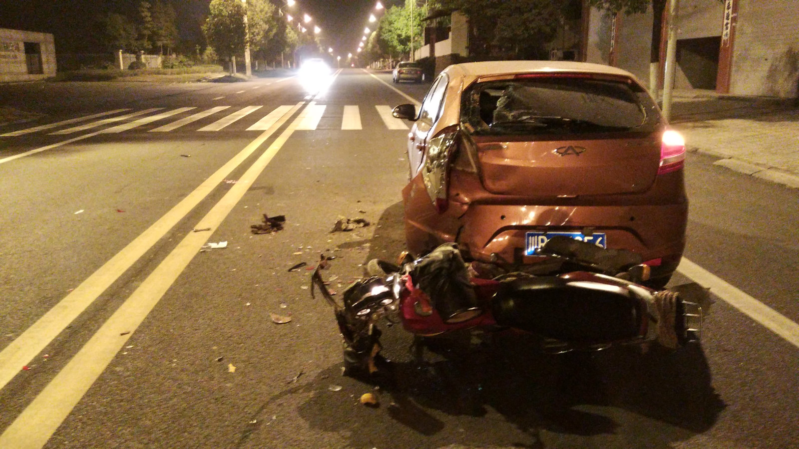 河舒工业园区发生车祸:一摩托车追尾小车,摩托车驾驶员严重受伤.