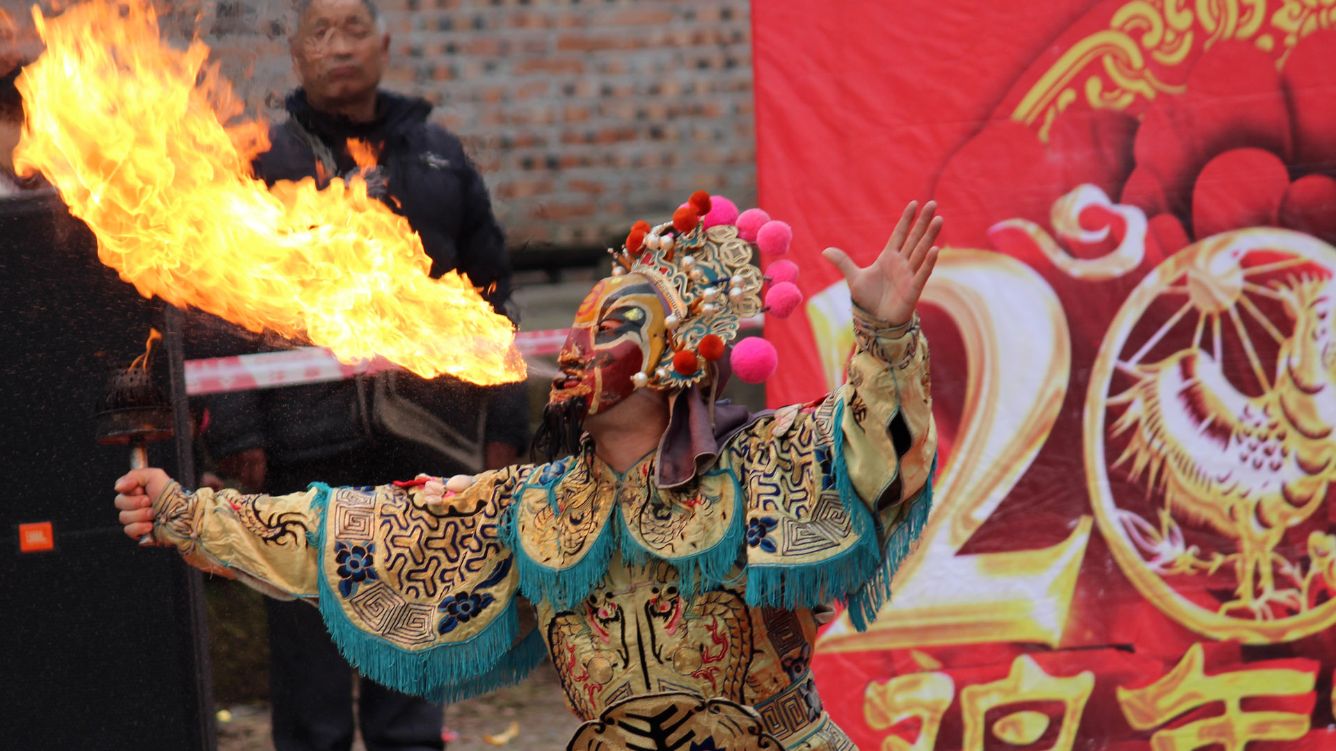 这吐火表演吐得像不像一个人在回头