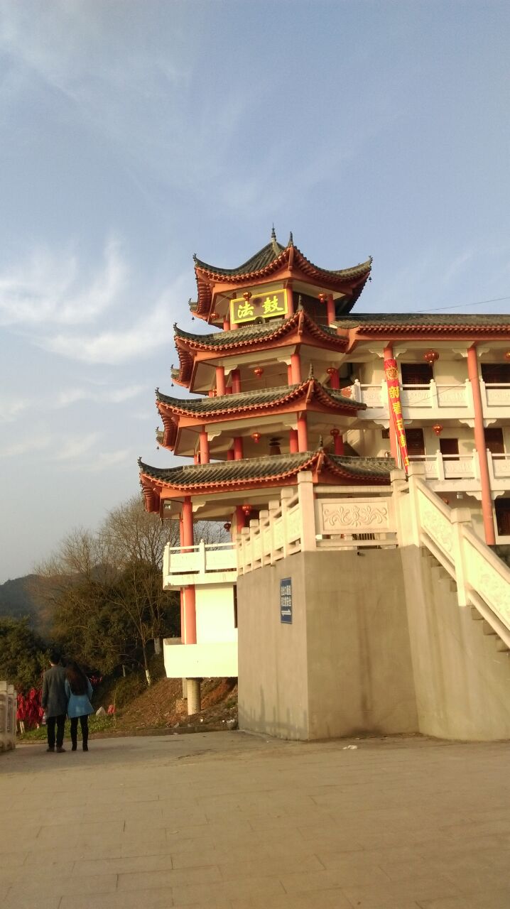 龙角山寺香火旺盛,善男信女争敬高香