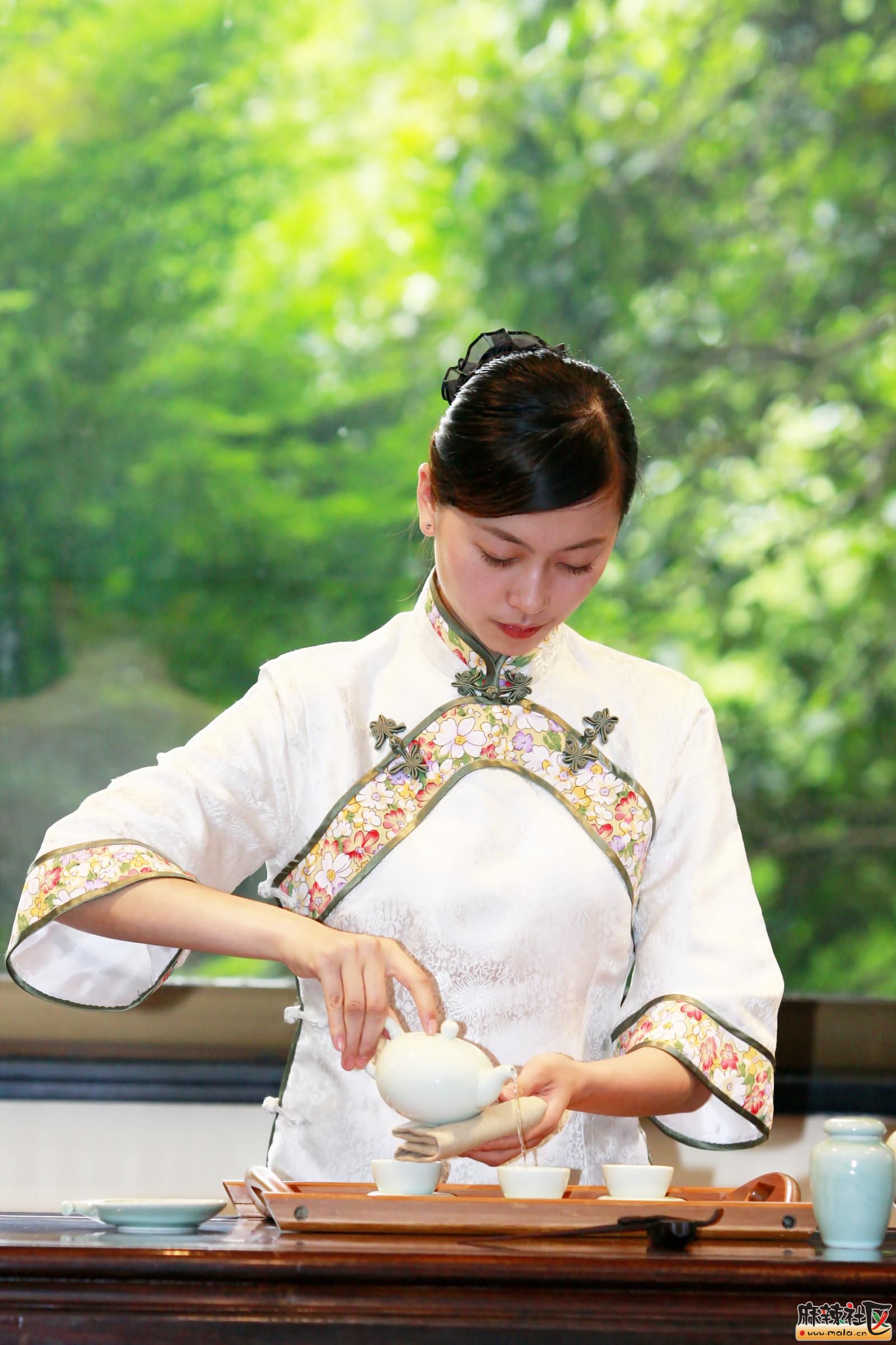 沏一壶雅茶放一段雅乐尽在笑谈间