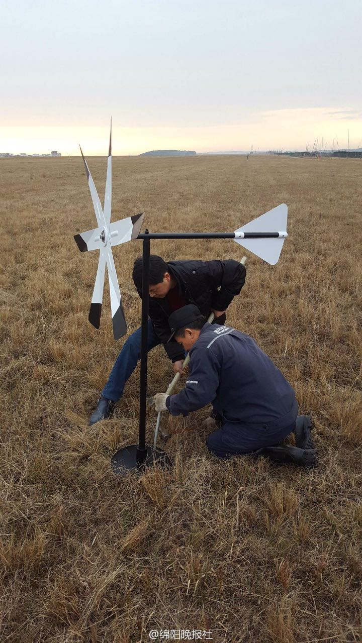 绵阳机场飞行区安装新式驱鸟风车