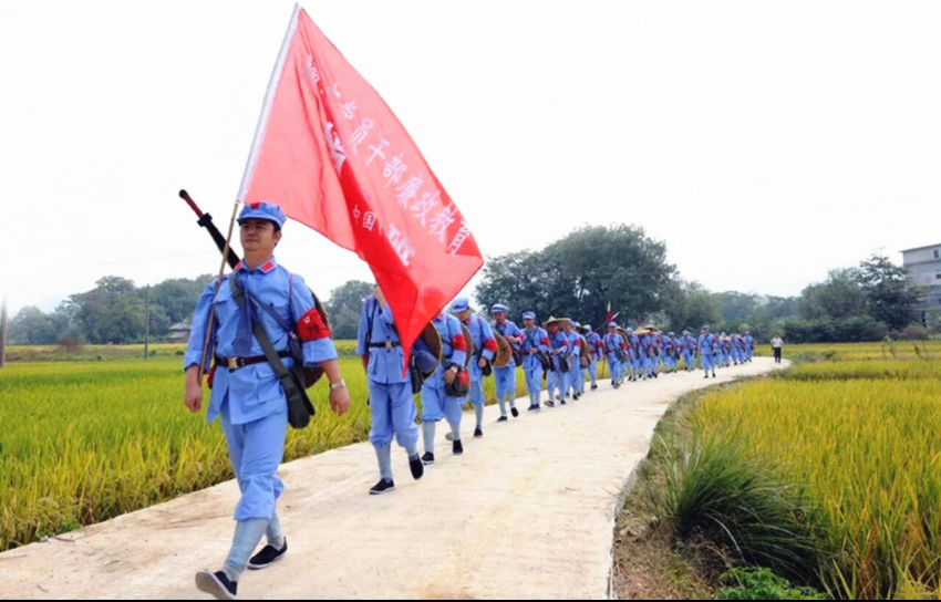 宜宾"重走长征路"活动,徒步山水,吃红军餐,还有文艺汇演,就在这里.