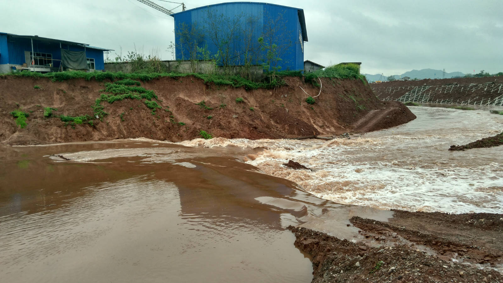 河舒河居然涨这么大的洪水.防洪堤有影响没 ?
