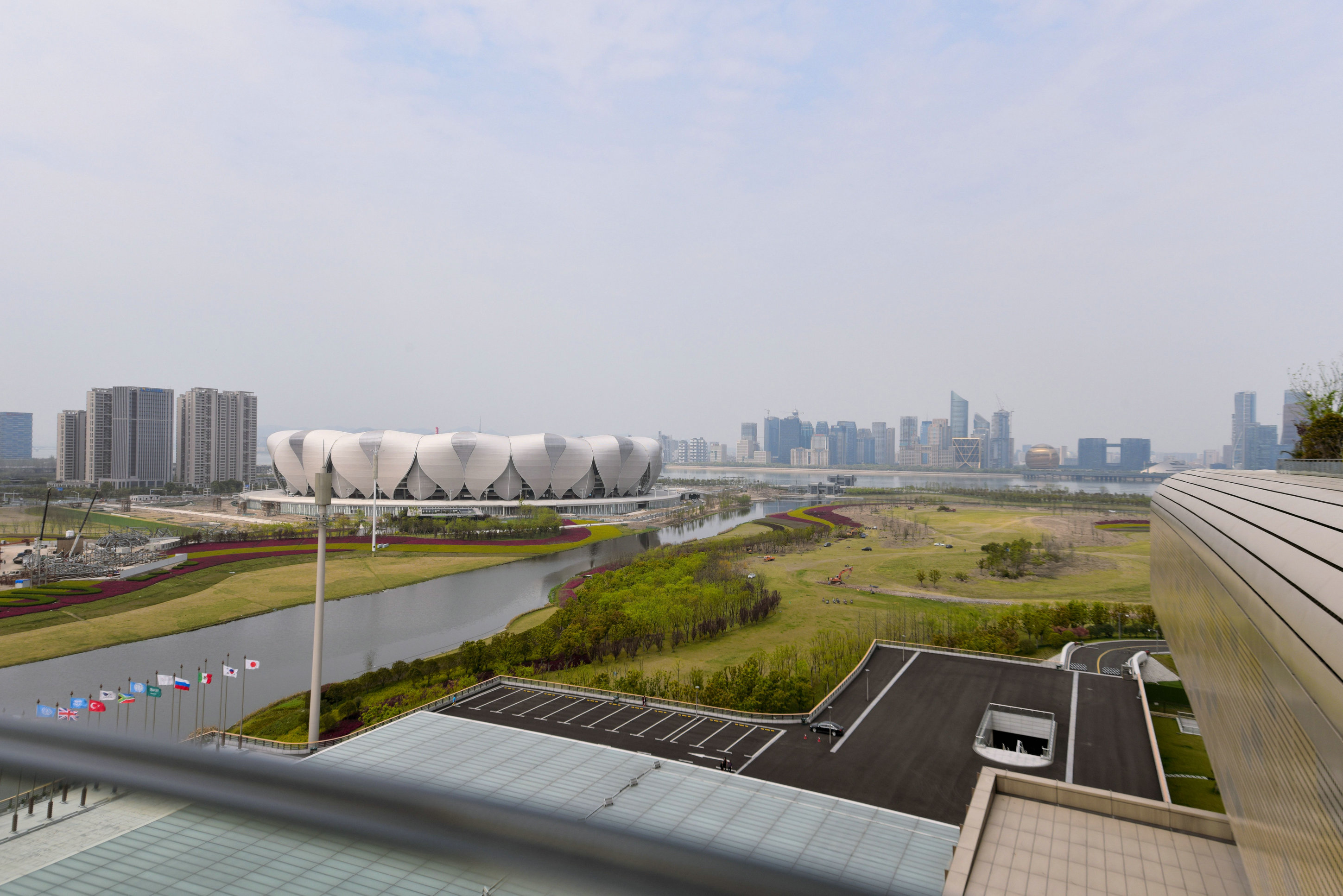 杭州莲花体育馆 同时同形三张脸