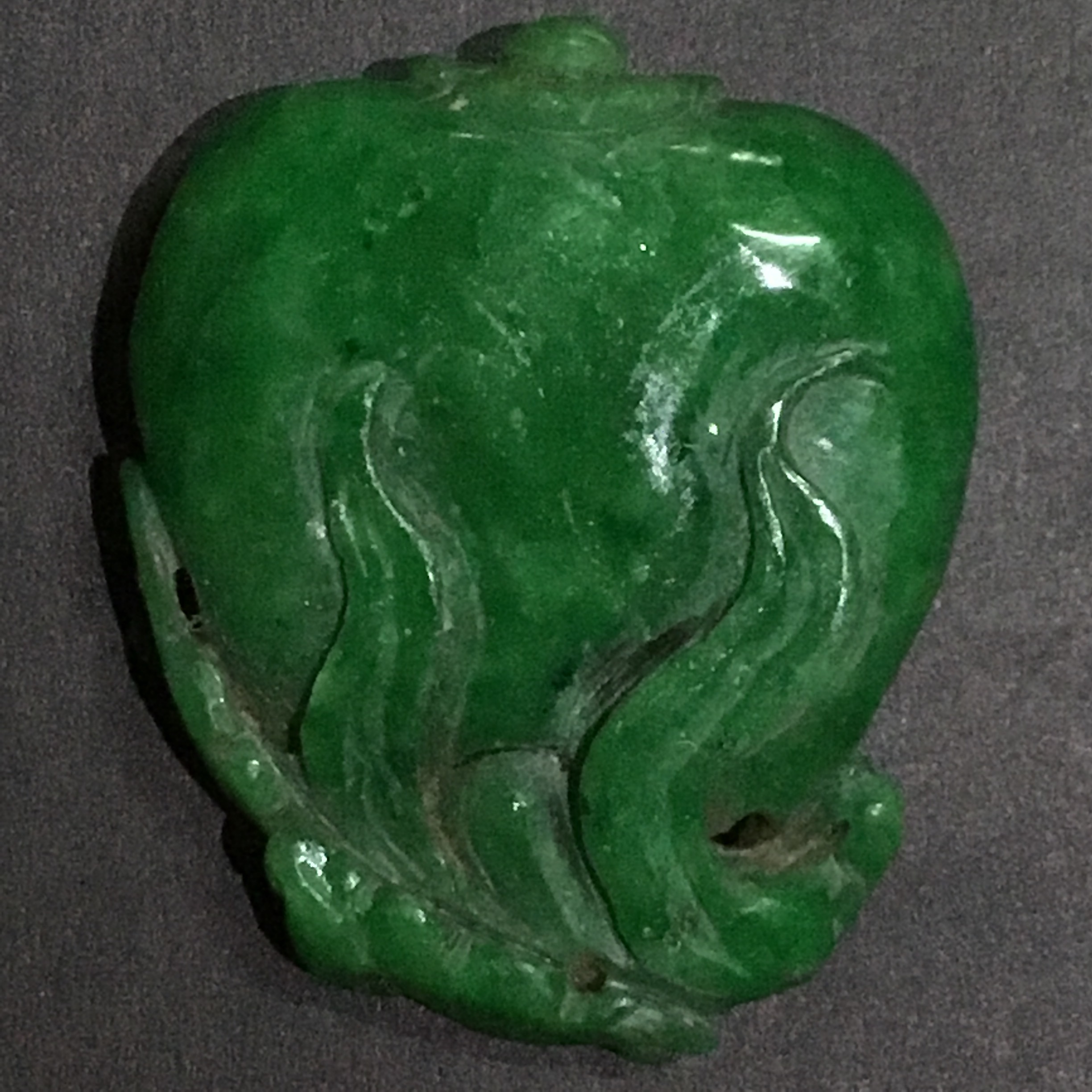 清菠菜绿寿桃浮雕翡翠挂件美品罕见