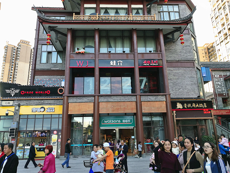 南充市1227广场现在焕然一新 热闹得很