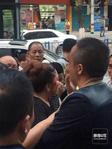 南外四中对面,发生一起打人事件!起因一趴口水