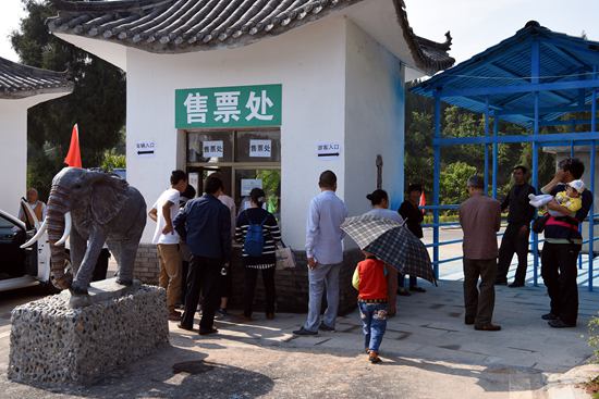 蓬安利溪镇:五一小长假 花好动物园游客盈门(图)