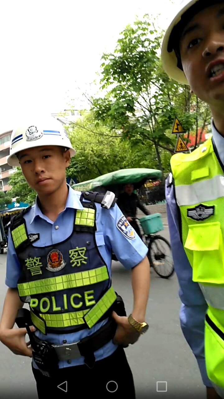 交警支队长为老百姓回答几个问题 第二:在我无法看清警察身份肩章警号