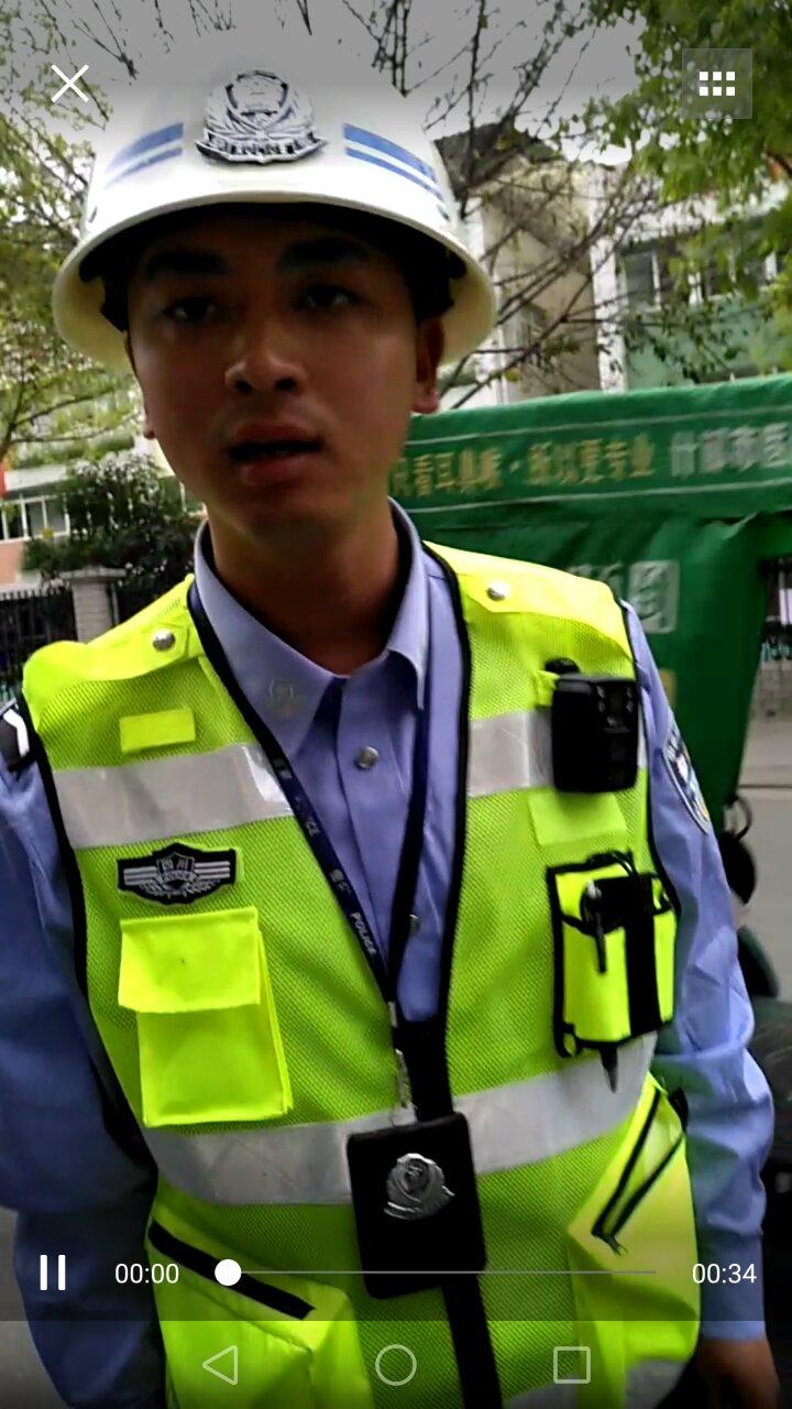 穿一件警察标识字样反光背心的执法人员,在我看不到他的肩章和警号时