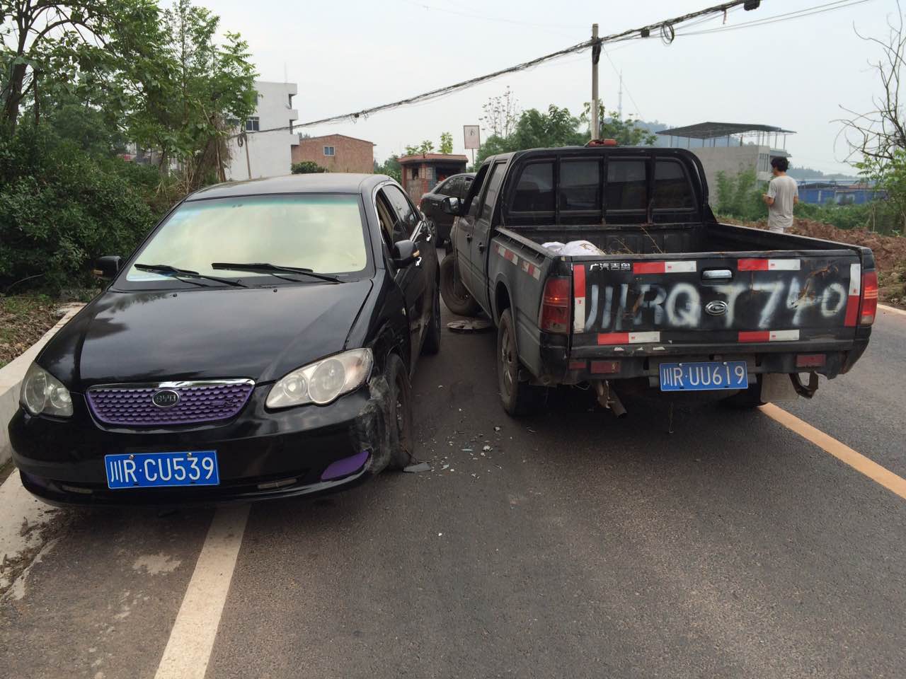 蓬安往徐家方向毛店子路段,皮卡車超車撞byd小車!人沒事