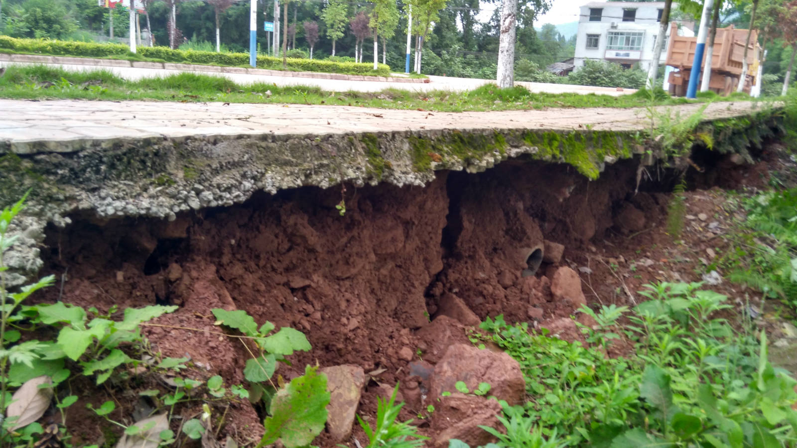 公路堡坎下雨滑坡.