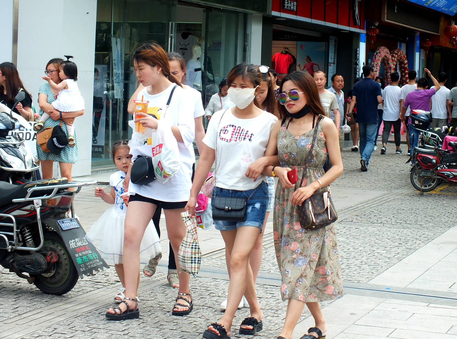 (纪实实拍组图)走在幸福之路上的中国人系列之七