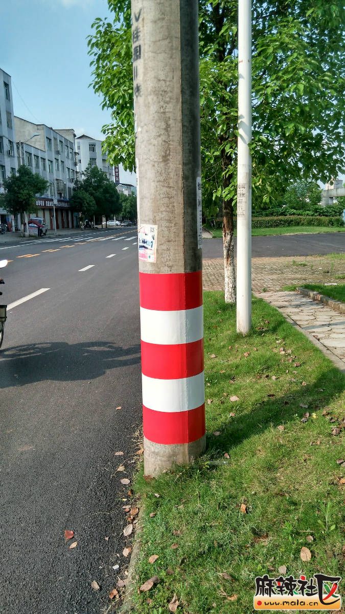 10kv高压电杆穿"花衣"—— 提醒防撞标识