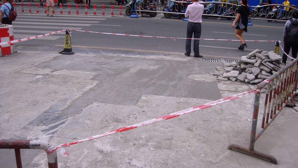 五星花园人行道,仁和大酒店停车场,压得稀粑烂