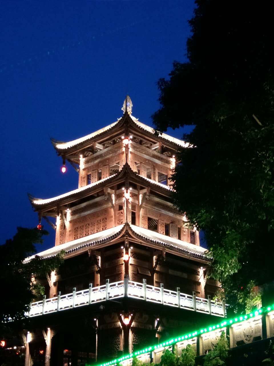 维护后的财神楼焕然一新,夜景真漂亮