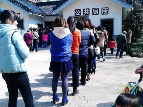 女厕所为什么总是排队