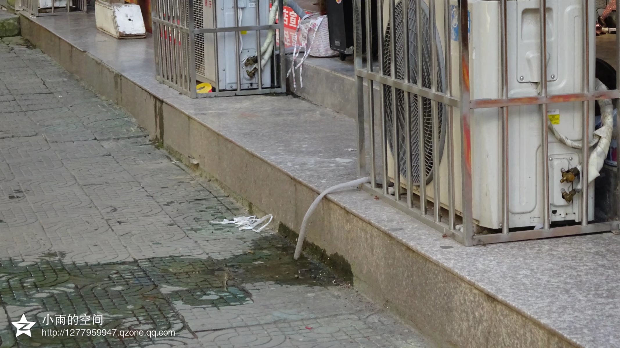 夏天到了,街头店铺空调冷凝水的排放方式,哪种更文明,更有社会公德