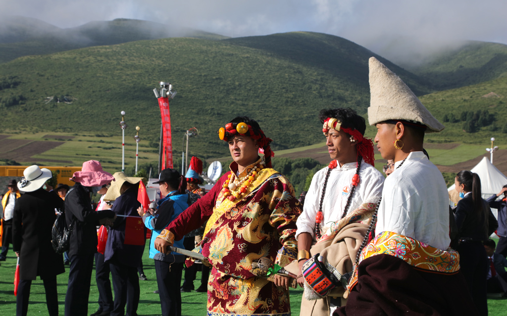 阿坝高原度盛夏,感爱川甘青藏民族的扎崇节活动花絮