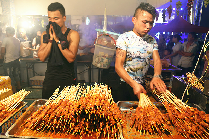 南充王府广场井美食节烧烤最热火