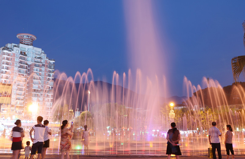 7月28日晚,遭受持续高温天气袭击的华蓥市市民,在华蓥山广场的五彩