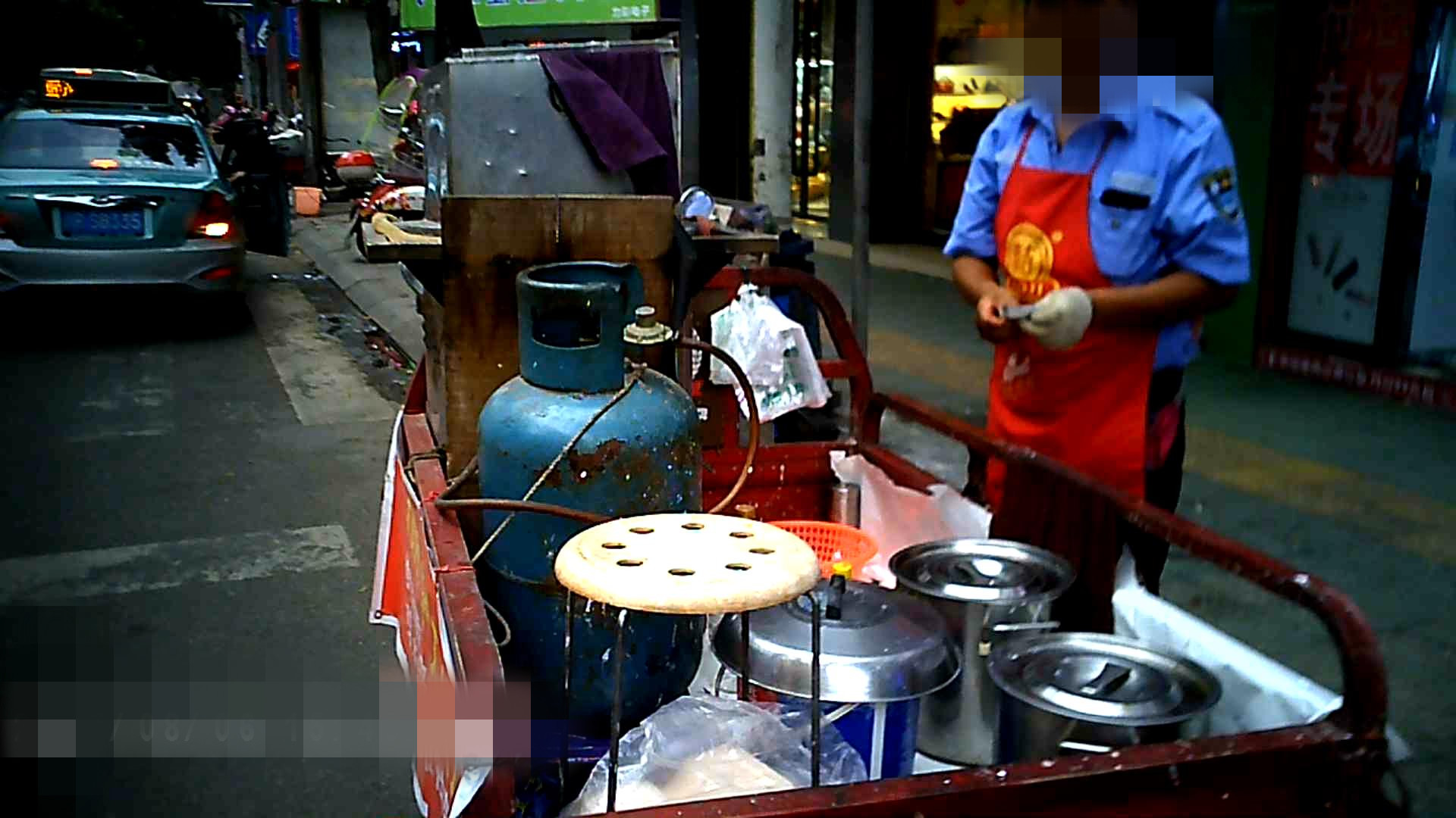 印度街头小贩用黄铜锅的热土锅煮茶 库存图片. 图片 包括有 加尔各答, 茶点, 锅炉工人, 水壶, 牛奶 - 173157619