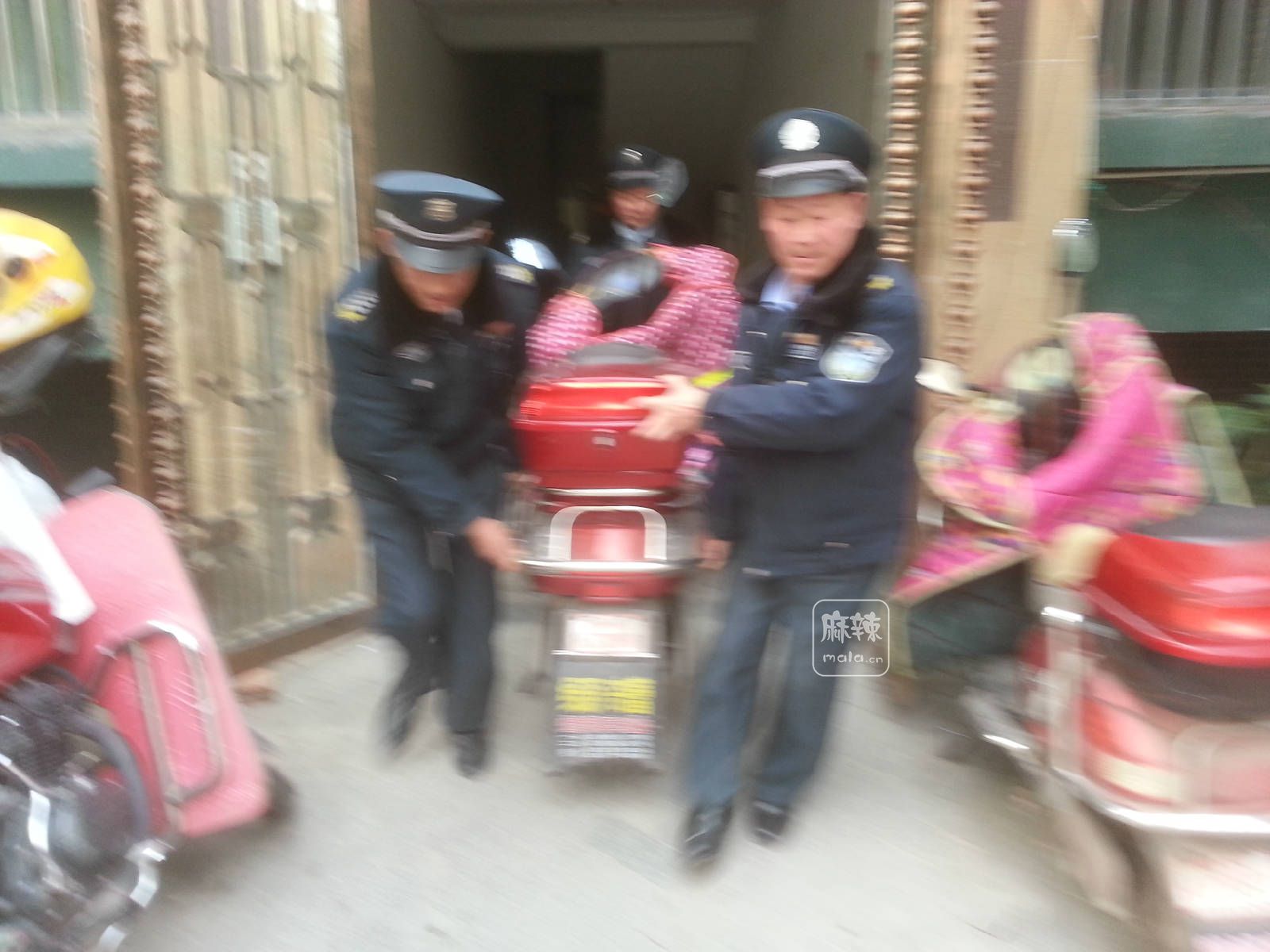 清理违规占用疏散通道 (1).jpg