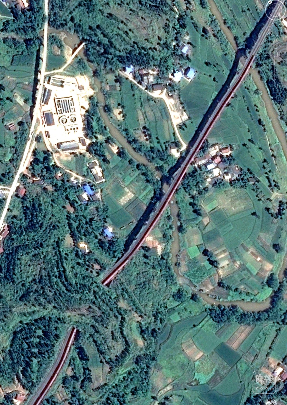 卫星航拍达成铁路高坪小龙蓬安营山段上的火车如龙一般