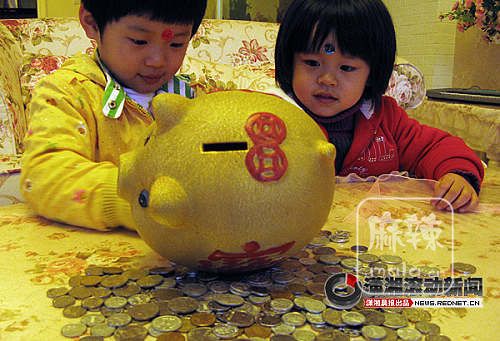 中国家庭的  储蓄罐 与加拿大银行的  儿童账
